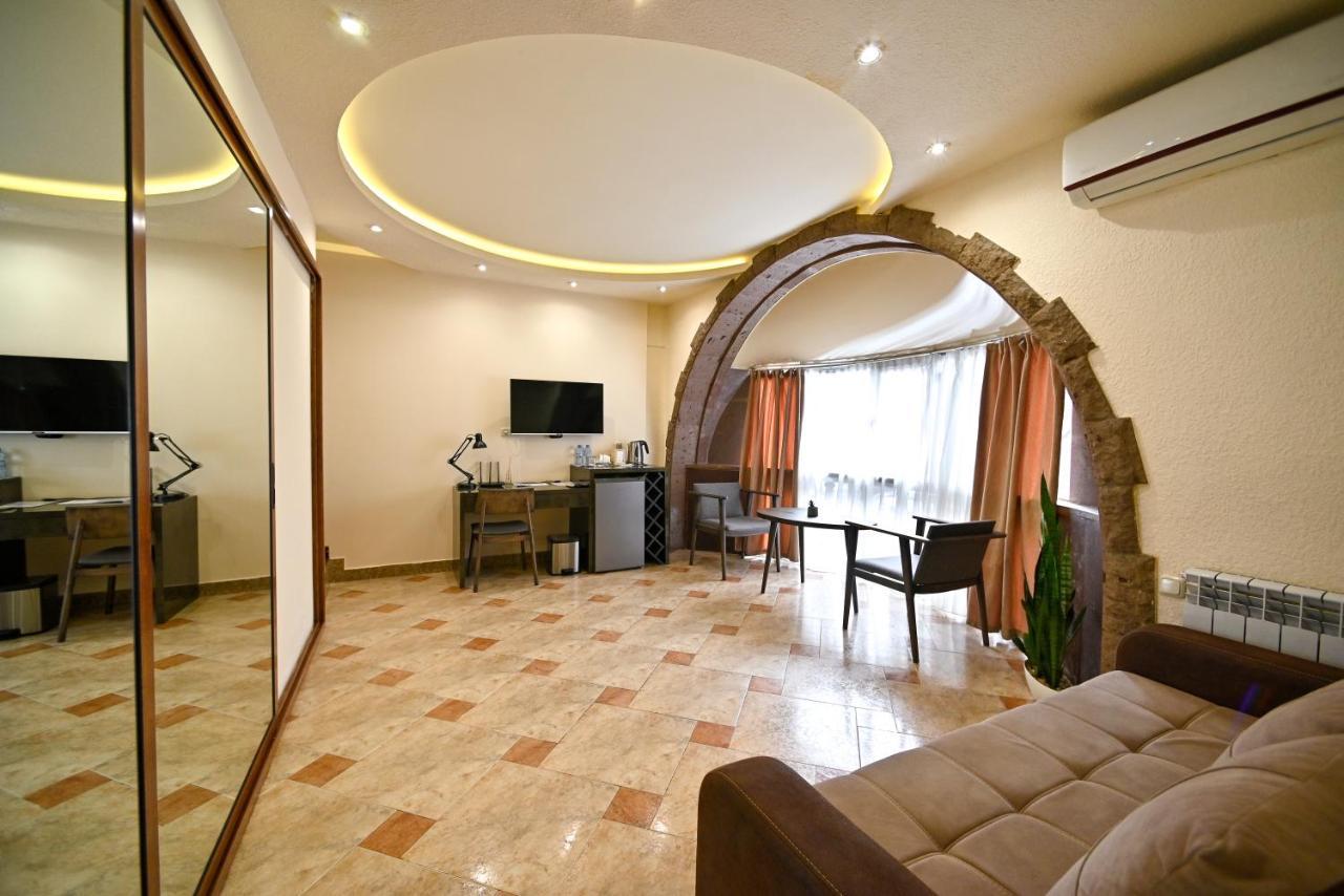 Skyline Hotel เยเรวาน ภายนอก รูปภาพ